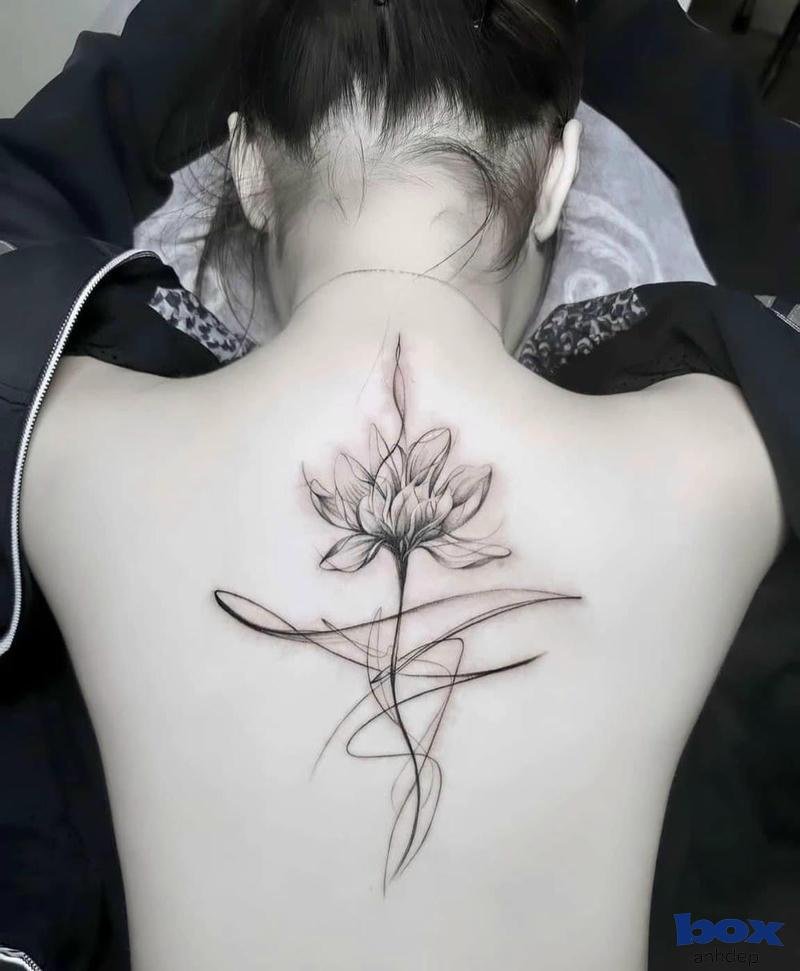 Gái cá tính với hình xăm hoa