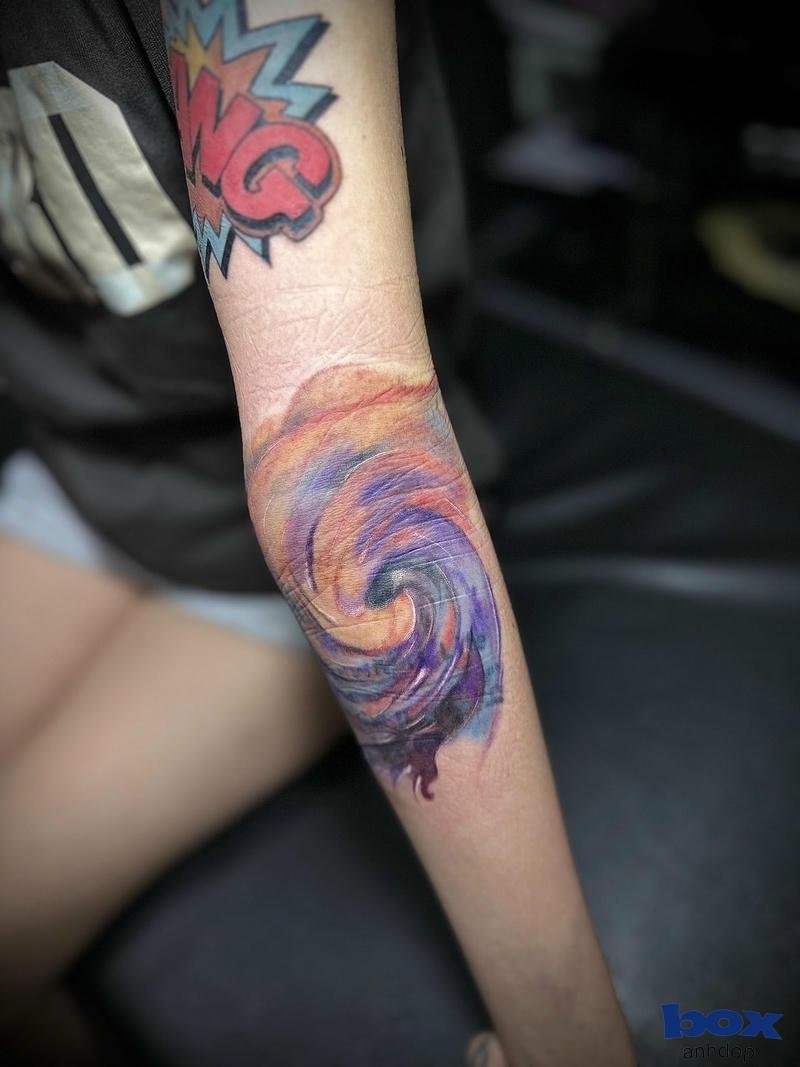 Hình xăm cánh tay nữ ngầu