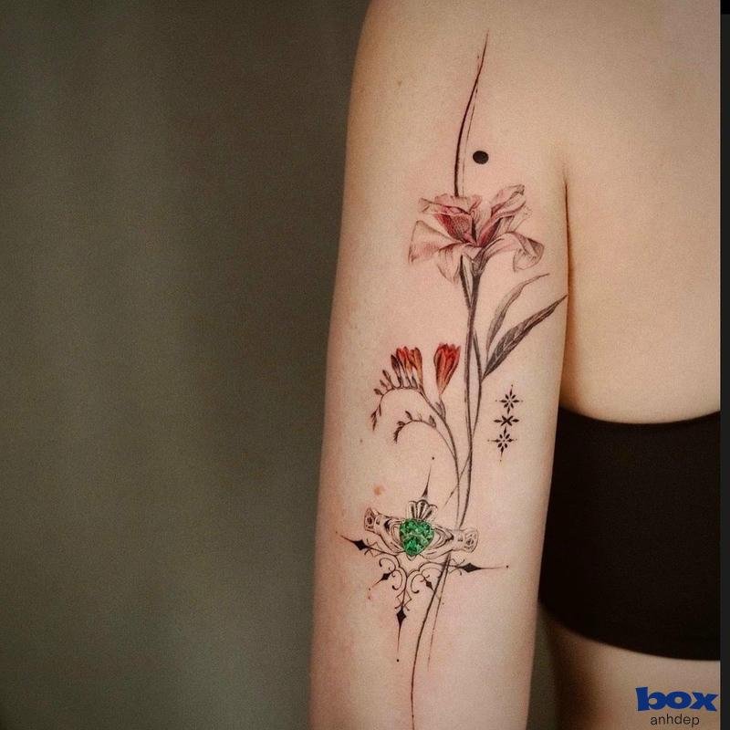 Hình xăm cánh tay nữ tinh tế