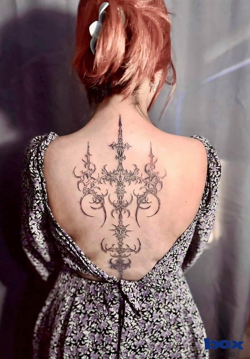 Hình xăm dọc sống lưng nữ cá biệt
