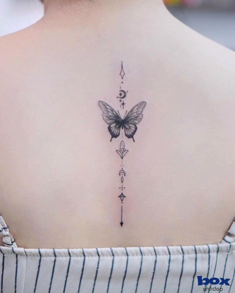 Hình xăm dọc sống lưng nữ hấp dẫn