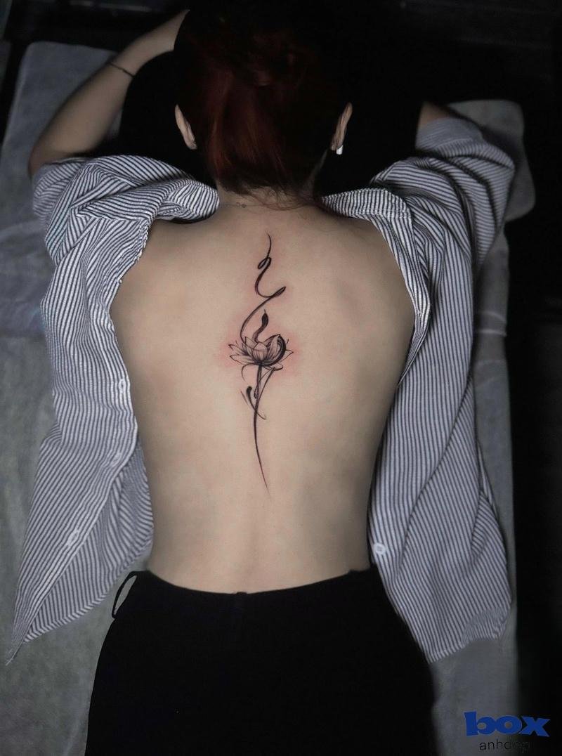 Hình xăm dọc sống lưng nữ lạnh lùng