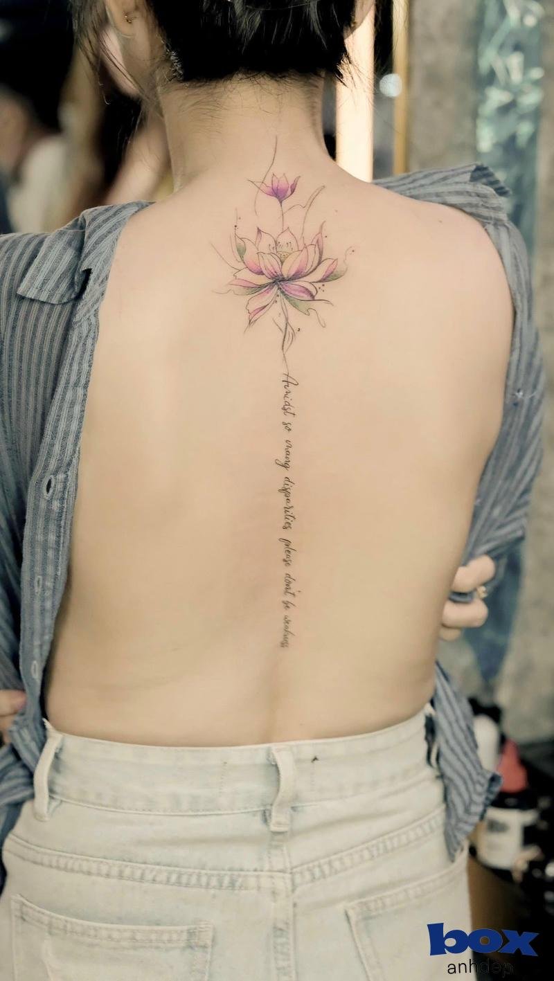 Hình xăm dọc sống lưng nữ mạnh mẽ