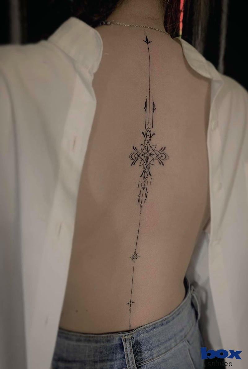 Hình xăm dọc sống lưng nữ ngầu