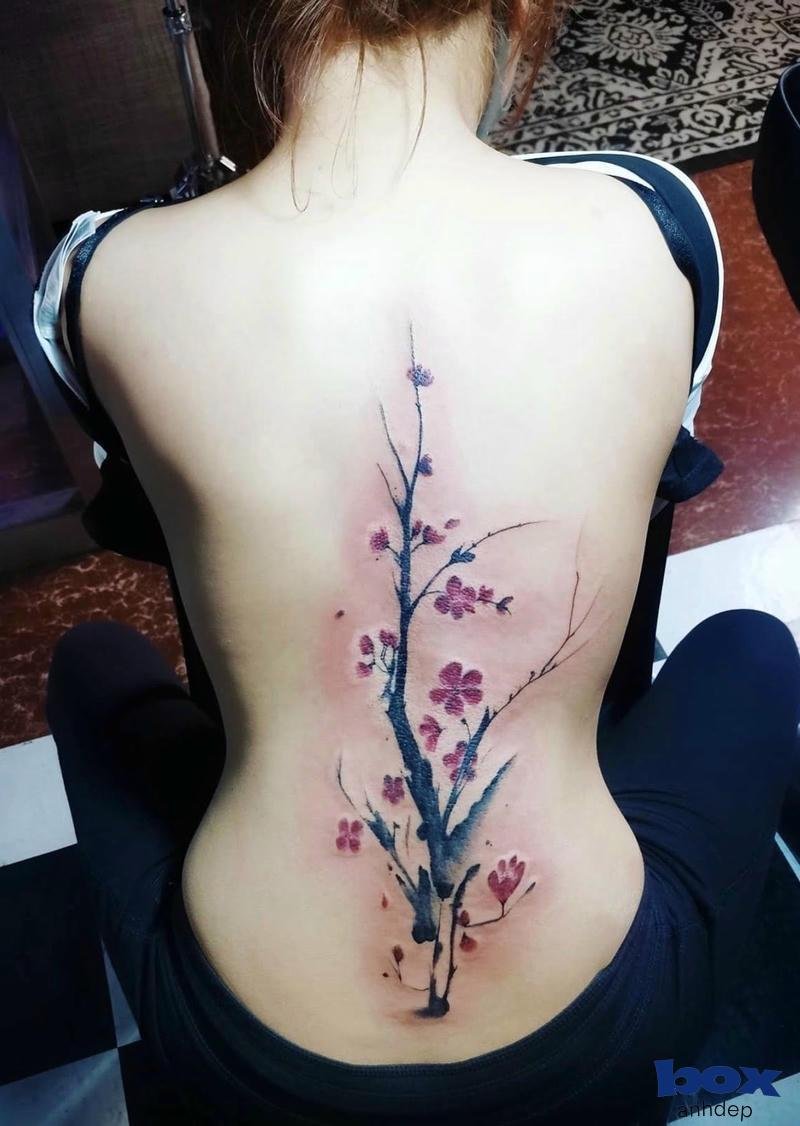 Hình xăm dọc sống lưng nữ nhìn là thấy Tết