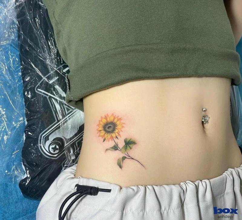 Hình xăm hoa hướng dương ở eo nữ