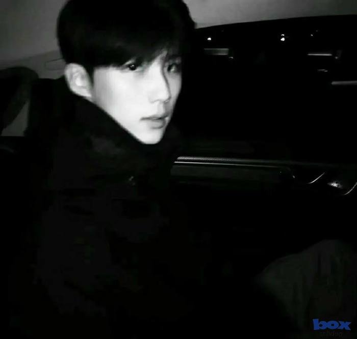 avatar trắng đen sắc nét 4k