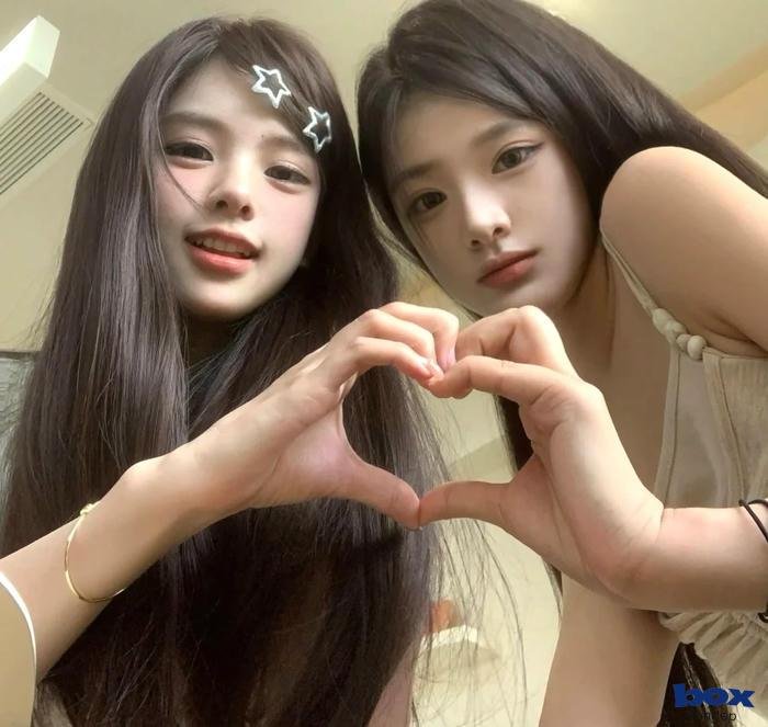 bạn thân mỉm cười vui vẻ