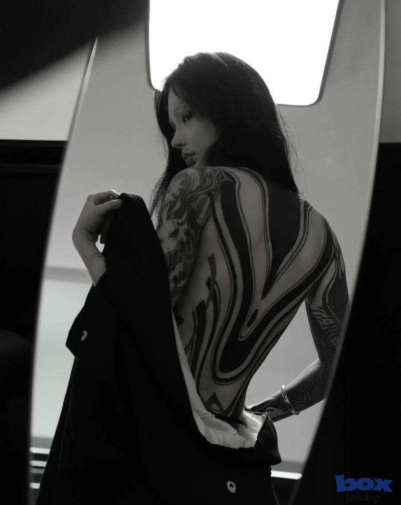 gái xăm full lưng