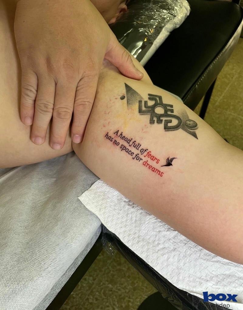 hình xăm chân nữ