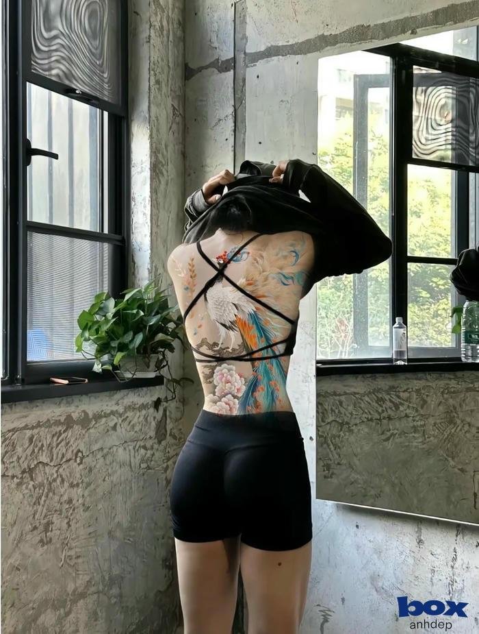 hình xăm đẹp cho nữ ở lưng phuong hoang