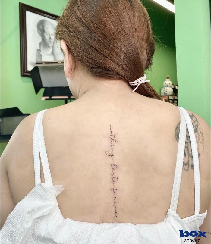 hình xăm dọc sống lưng nữ