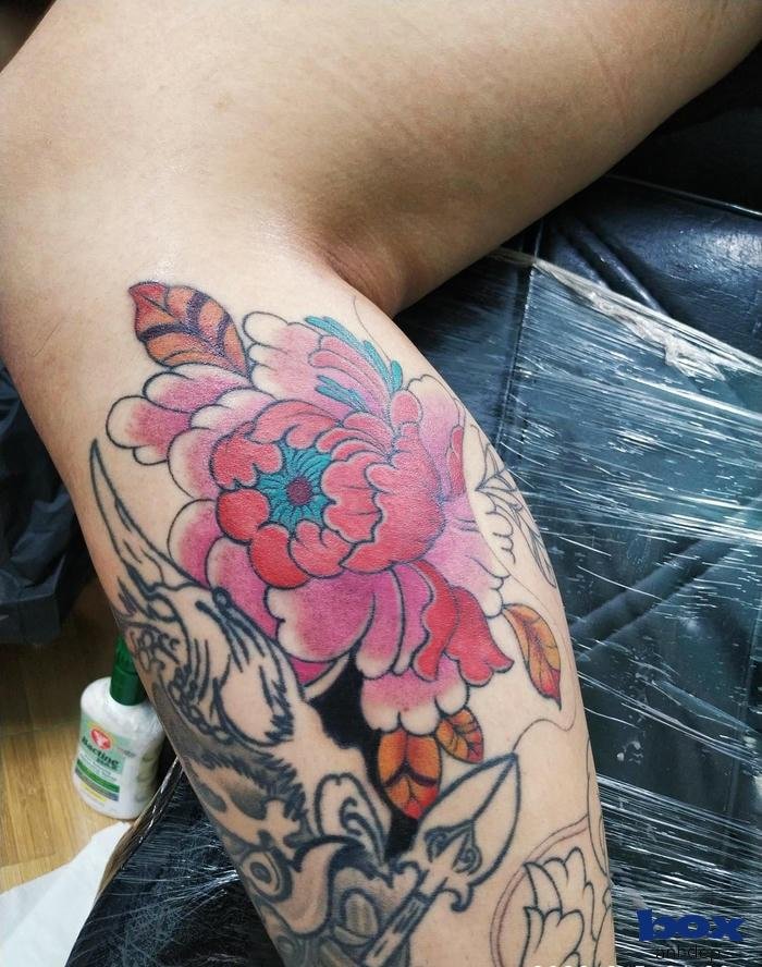 hình xăm hoa mẫu đơn ở chân cho nữ