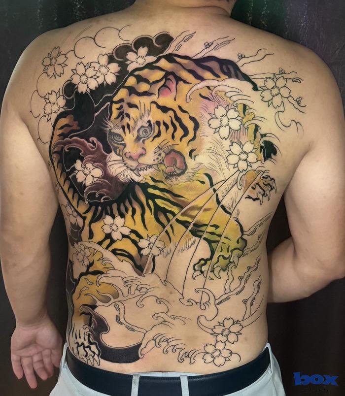 hình xăm lưng nam con hổ