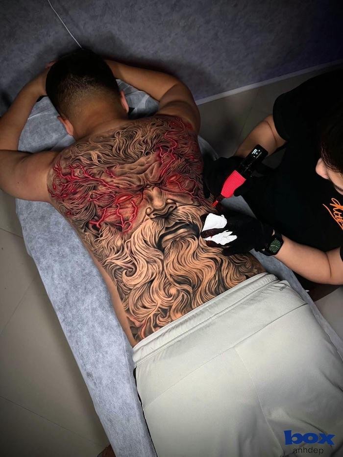 hình xăm lưng nam ghê