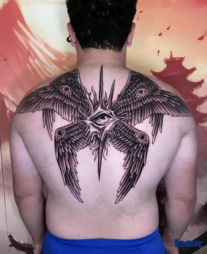 hình xăm lưng nam mắt