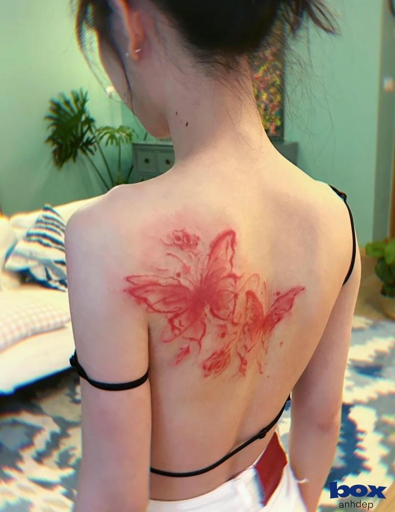 hình xăm lưng nữ bướm đỏ
