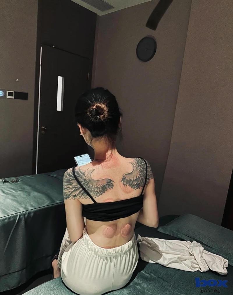 hình xăm lưng nữ cánh 2 bên