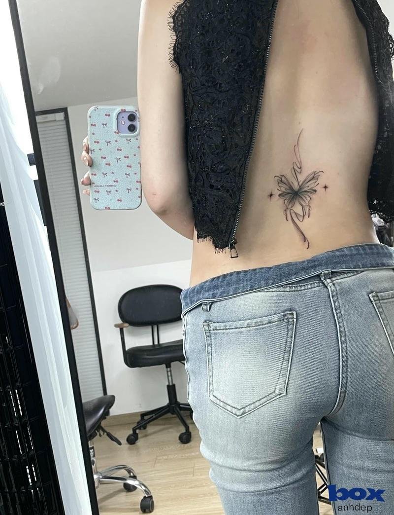 hình xăm lưng nữ cánh bướm