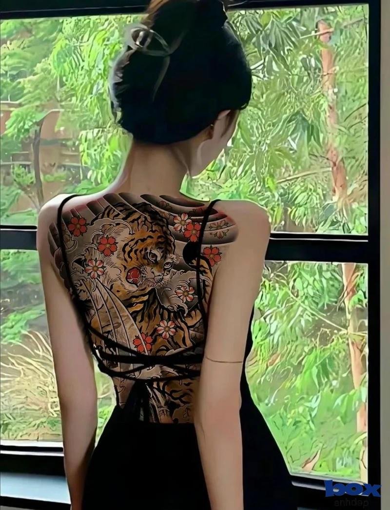 hình xăm lưng nữ chất lượng