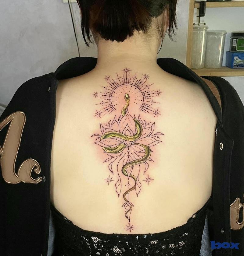 hình xăm lưng nữ hoa sen