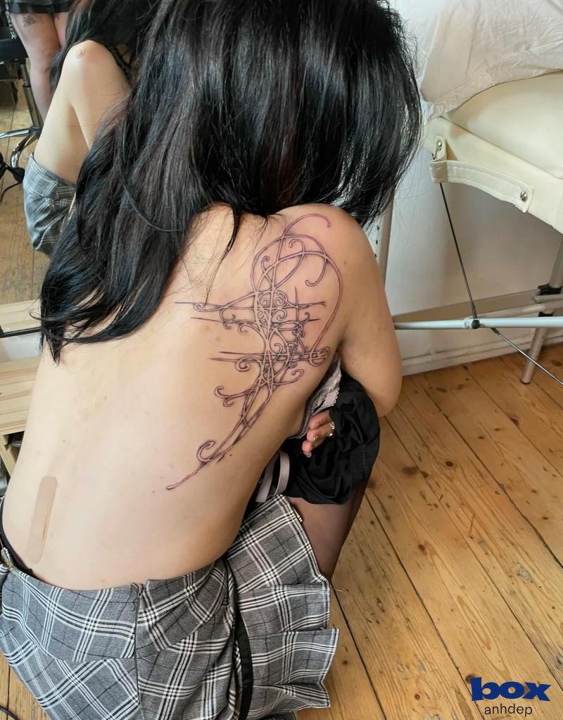 hình xăm lưng nữ lệch