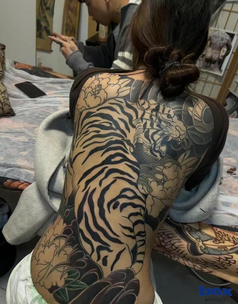 hình xăm lưng nữ vân hổ
