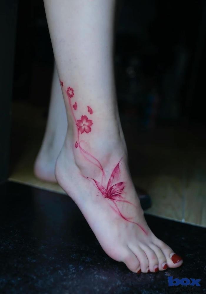 hình xăm may mắn tài lộc cho nữ ở chân