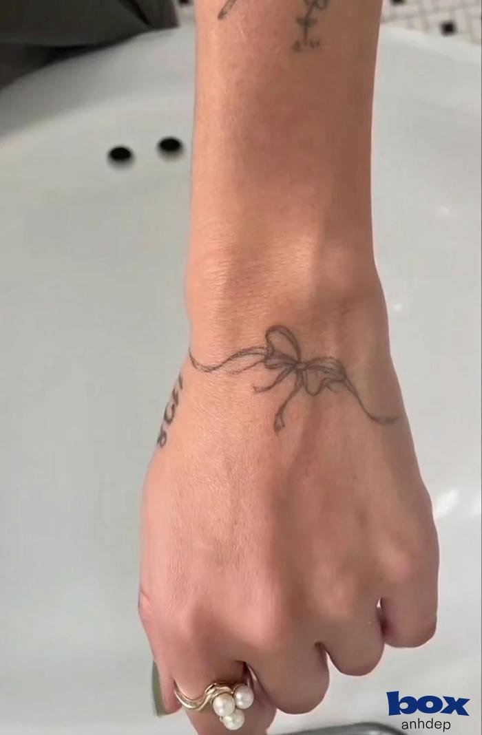 hình xăm may mắn tài lộc cho nữ ở cổ tay