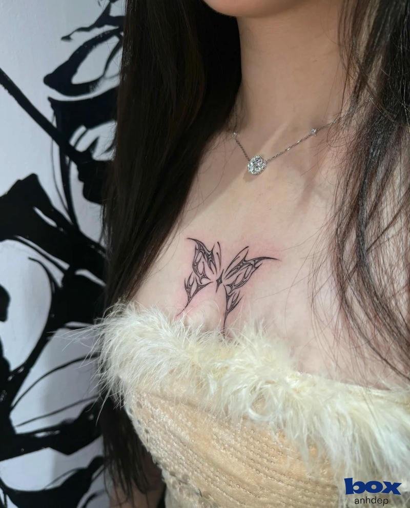 hình xăm mini ở giữa ngưc cho nữ