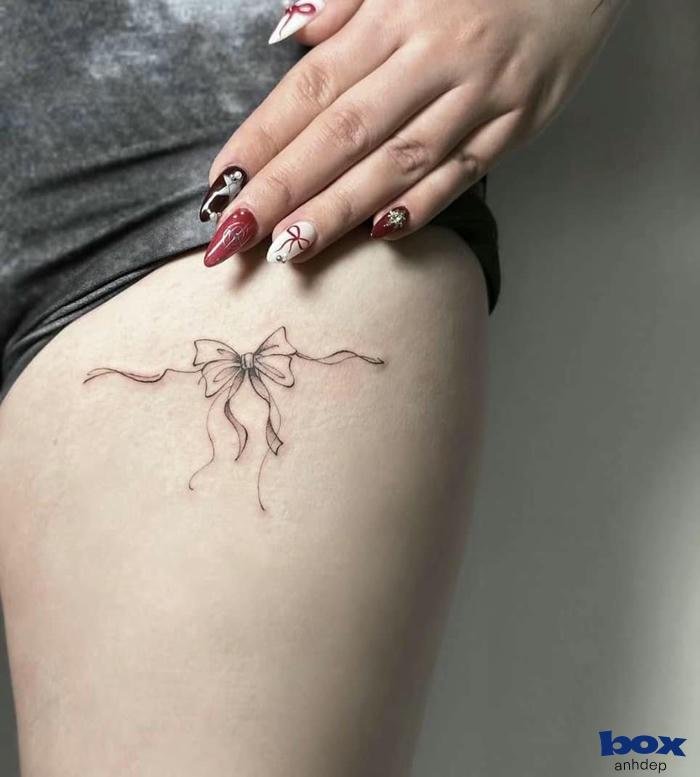 hình xăm nơ ở đùi