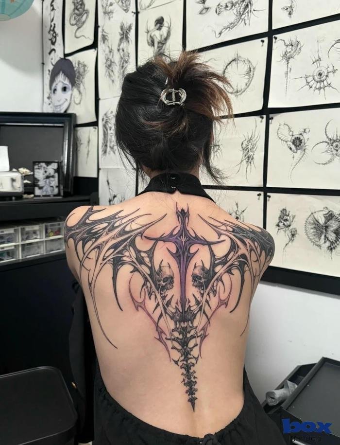 hình xăm nữ đẹp ở lưng