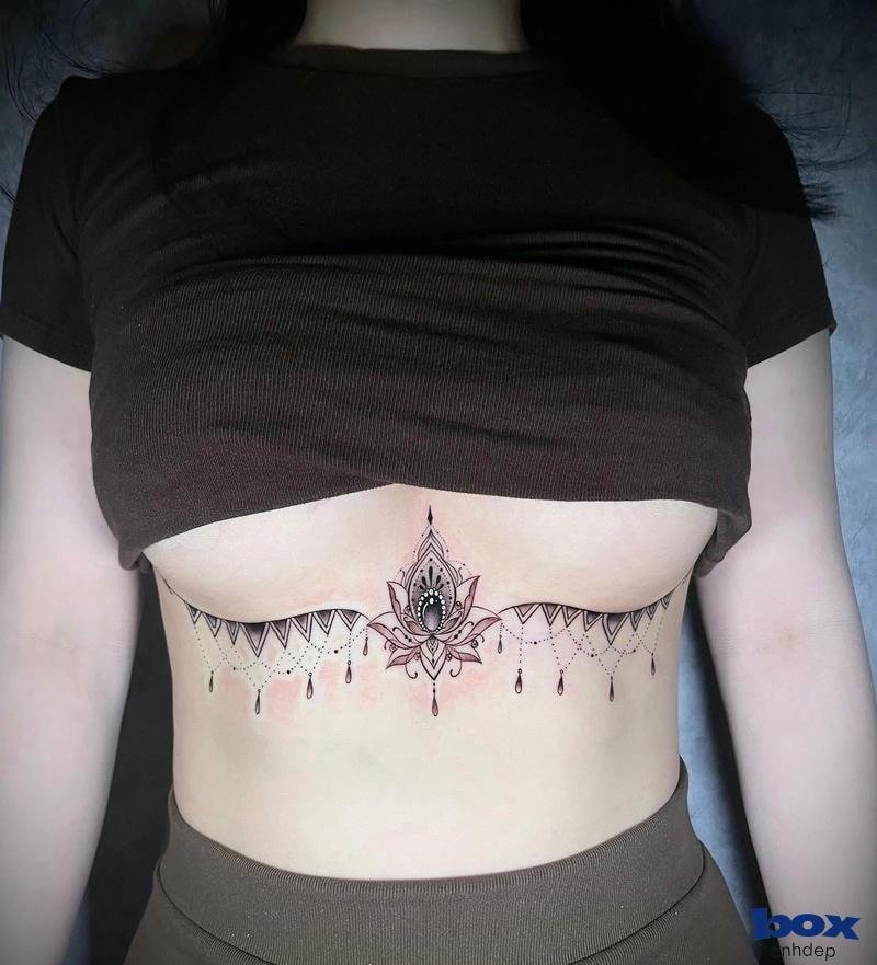 hình xăm ở ngưc cho nữ vương miện