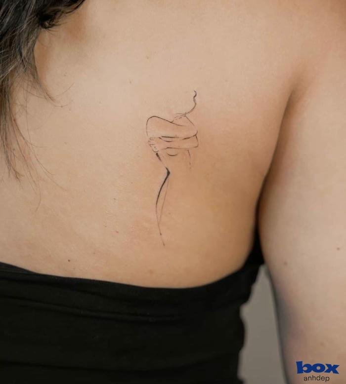 hình xăm sau lưng nữ mini