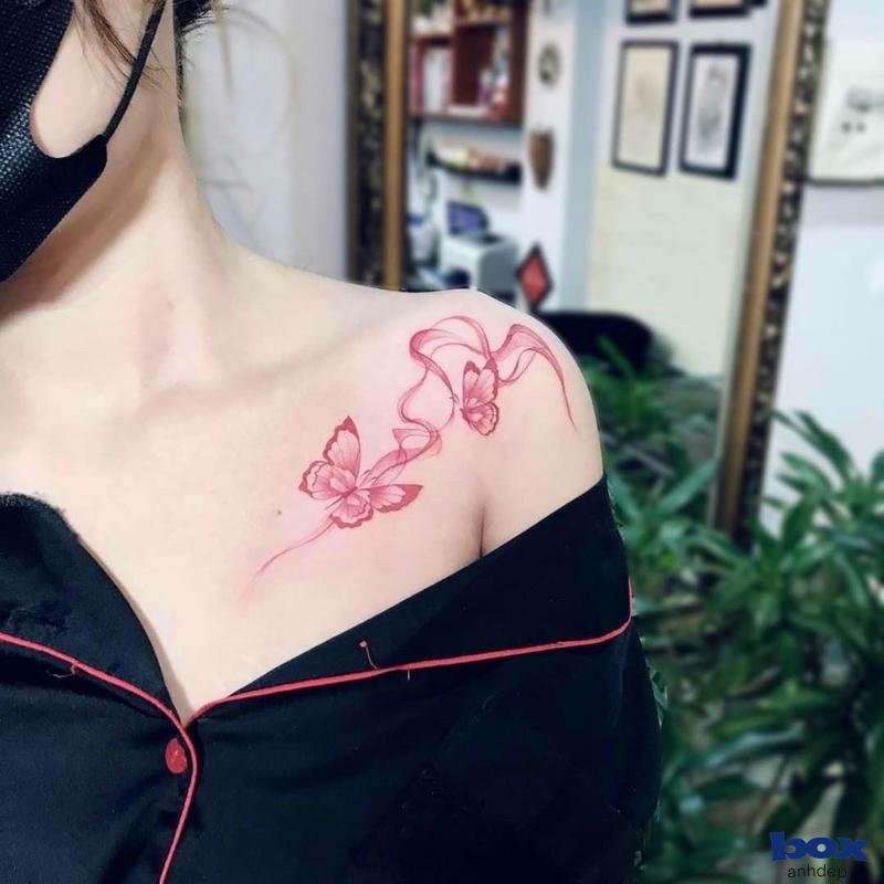 hình xăm vai nữ đỏ