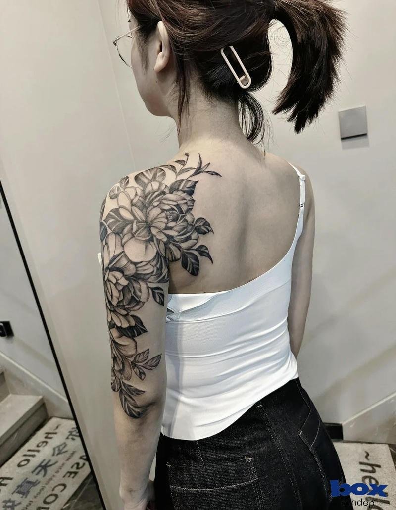 hình xăm vai nữ vi thuật