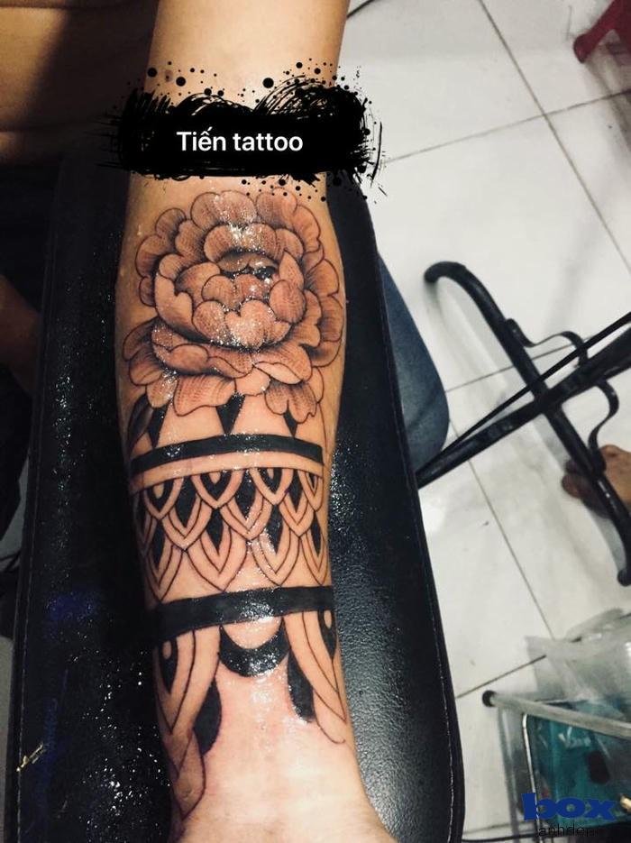 hình xăm vòng tay nam hoa mẫu đơn