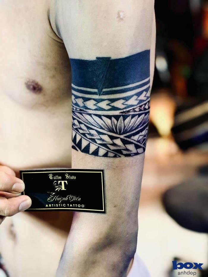 hình xăm vòng tay nam lá