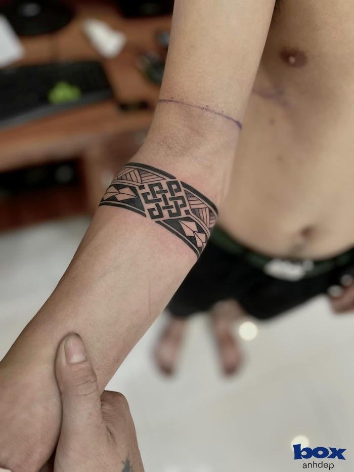hình xăm vòng tay nam may mắn