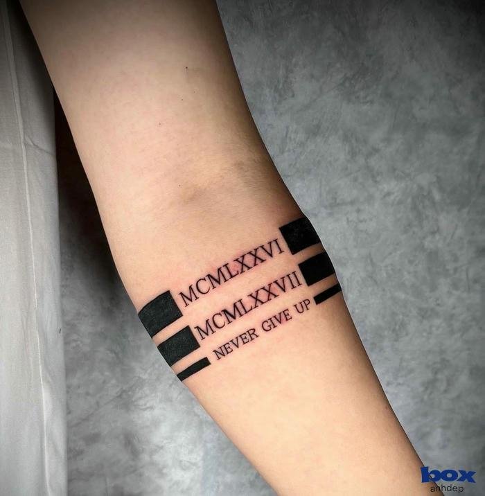 hình xăm vòng tay nam số la mã