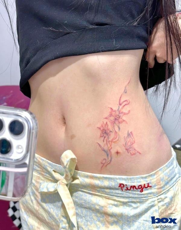 hình xăm ý nghĩa cho nữ hoa ở eo