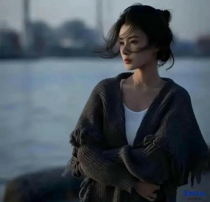 nhân vật nữ buồn mỉm cười