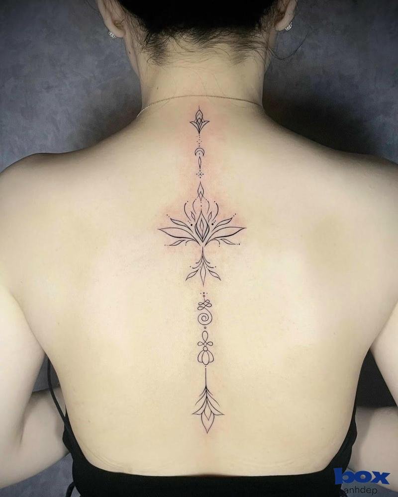 nữ xăm hoa sau lưng cực chất