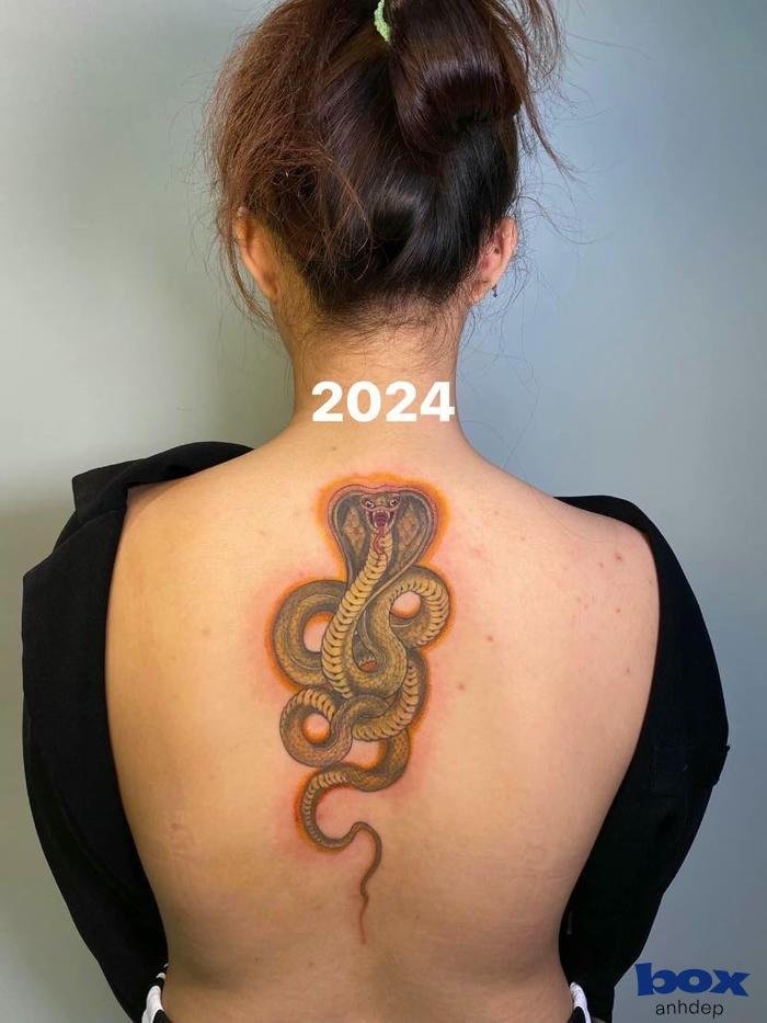 quyến rũ hình xăm lưng nữ