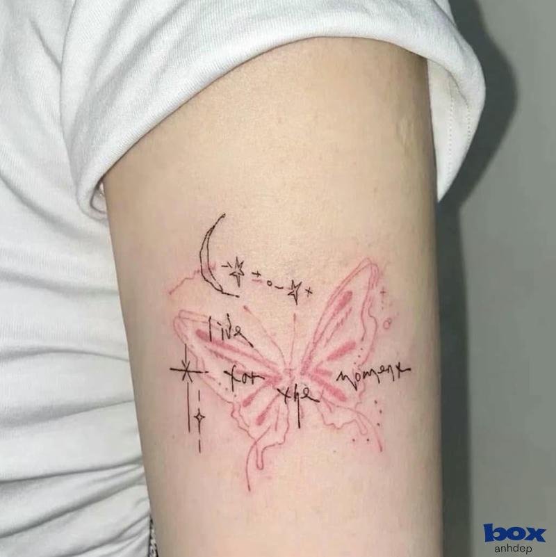 xăm chữ bắp tay nữ