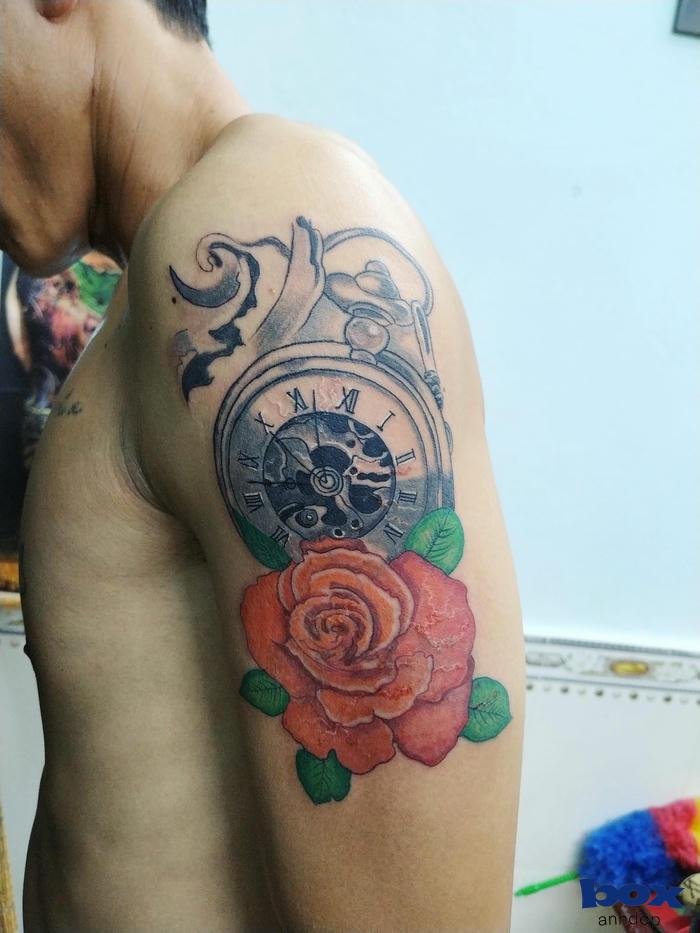 xăm hoa mẫu đơn ở bắp tay